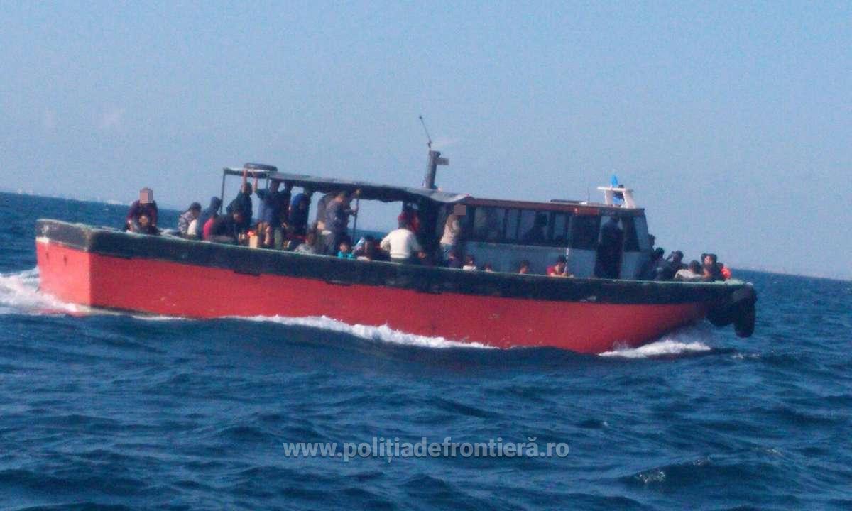 У Чорному морі затримали судно з 87 мігрантами (ФОТО)