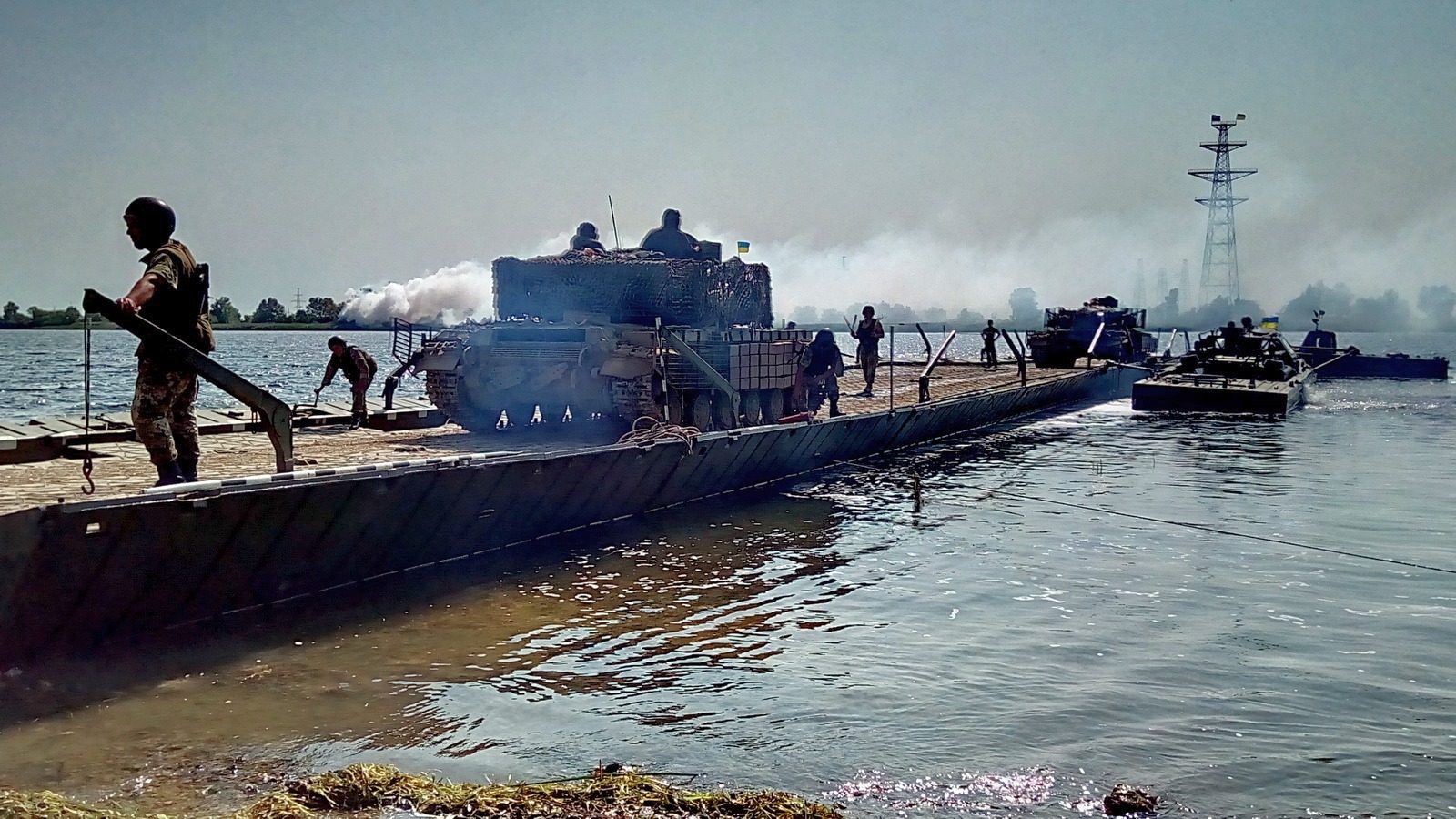 Підрозділи ЗСУ відпрацювали переправу військової техніки через Дніпро (ФОТО, ВІДЕО)