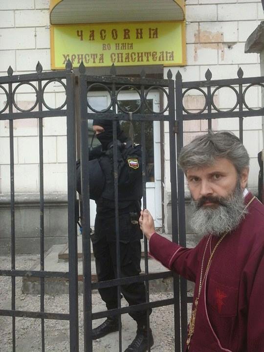 З’явилося відео нападу окупаційних спецслужб на архієпископа української церкви в Криму