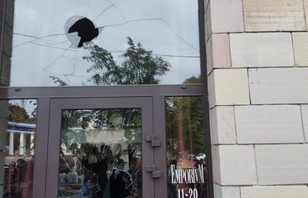 Невідомі побили вікна магазину, звідки змили графіті часів Революції Гідності (ФОТО)