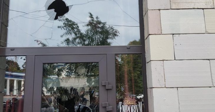 Невідомі побили вікна магазину, звідки змили графіті часів Революції Гідності (ФОТО) Невідомі побили вікна магазину, звідки змили графіті часів Революції Гідності (ФОТО)