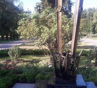 У Кременчуці пошкодили пам'ятник загиблим під Іловайськом військовим (ФОТО)