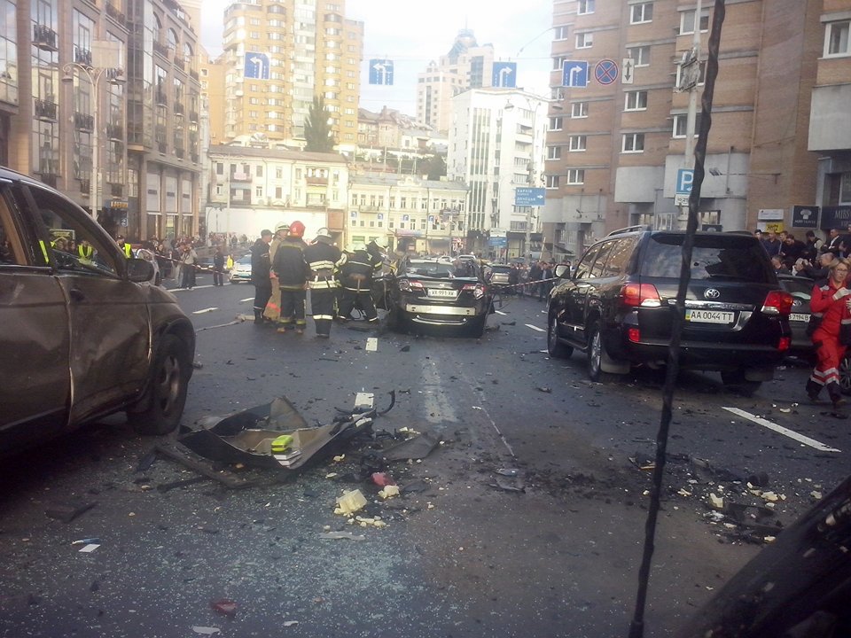 Перші хвилини після вибуху у центрі Києва (ВІДЕО)