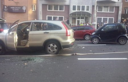 На розі вулиць Басейної та Скоропадського вибухнуло авто (ФОТО, оновлюється)