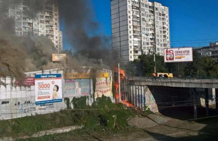 На вулиці Леся Курбаса у Києві горить аптека (ФОТО)