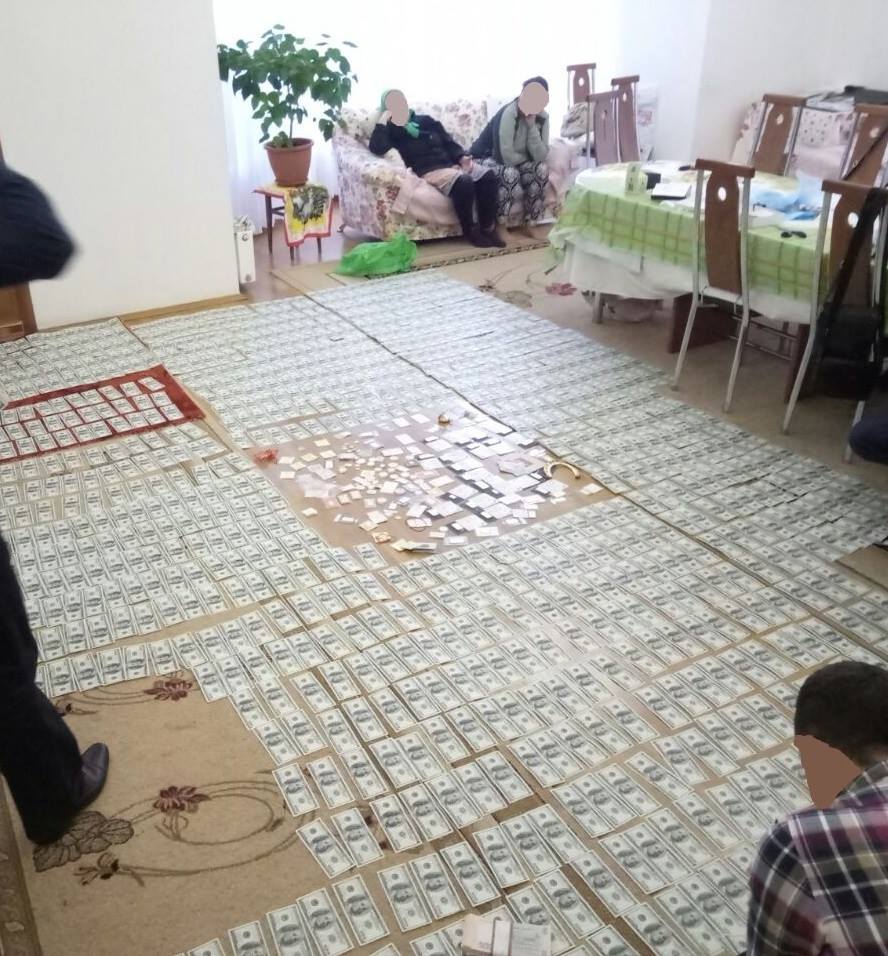 ГПУ показала, скільки доларів та золота знайшли в екс-посадовця МВС часів Януковича