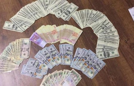 На Одещині керівника державної виконавчої служби та його спільника викрили на хабарі у $6 500