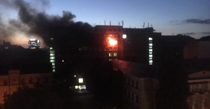 У Києві горить Інститут харчових технологій (ФОТО, ВІДЕО) У Києві горить Інститут харчових технологій (ФОТО, ВІДЕО)