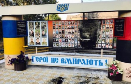 На Одещині невідомі спалили меморіал Небесної сотні та воїнам АТО (ФОТО)