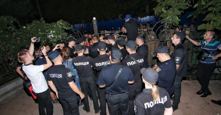 Через сутички під судом у Чорноморську постраждали 35 правоохоронців Через сутички під судом у Чорноморську постраждали 35 правоохоронців