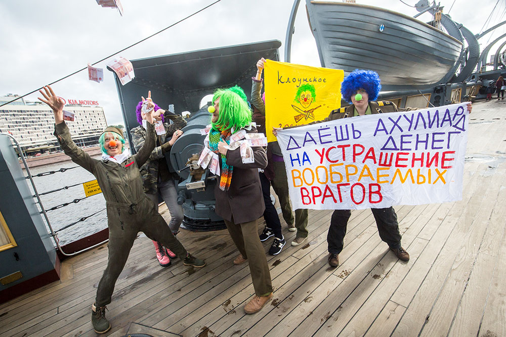 «Нам потрібні вороги» — в Петербурзі клоуни влаштували акцію на крейсері «Аврора»  (ФОТО)