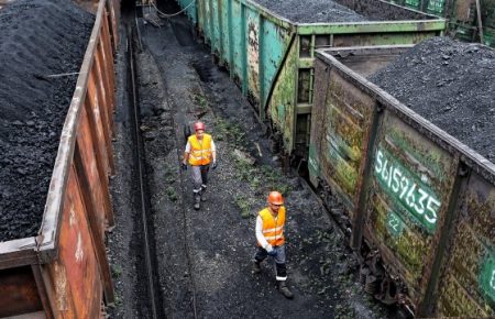 Росія торгує вугіллям з окупованого Донбасу, — Bloomberg
