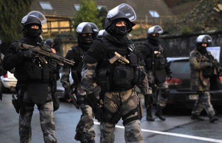 У передмістях Парижу проходить антитерористична операція: двоє затриманих, знайдена вибухівка