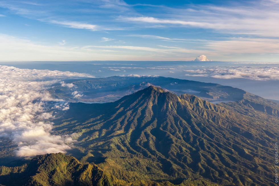 В Індонезії евакуювали 64 000 людей через загрозу виверження вулкану (ВІДЕО)