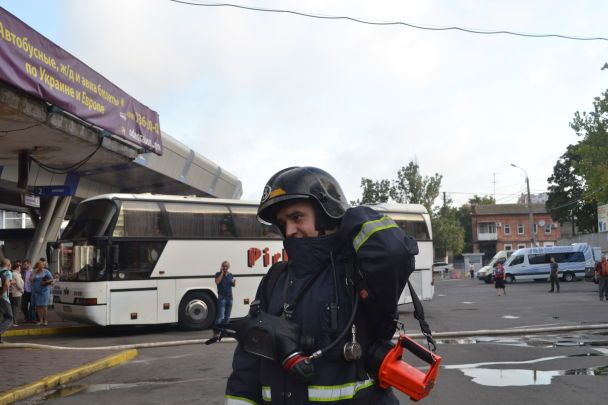 В Одесі горів центральний автовокзал. Евакуювали 70 людей (ФОТО)