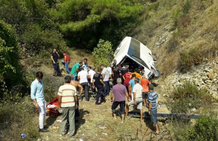 У Туреччині туристичний автобус зірвався з урвища. Українців серед постраждалих немає