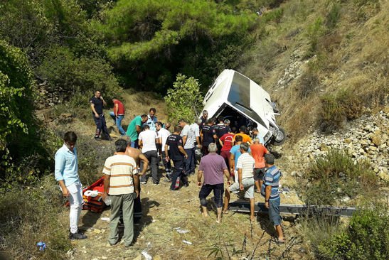 У Туреччині туристичний автобус зірвався з урвища. Українців серед постраждалих немає