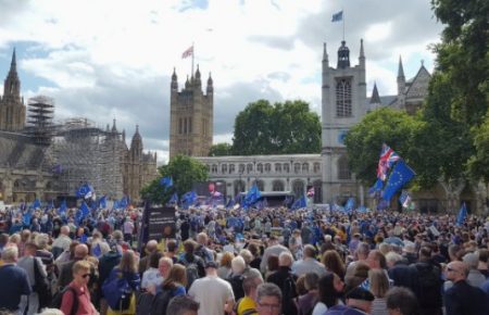 У Лондоні тисячі людей протестують проти Brexit (ФОТО, ВІДЕО)