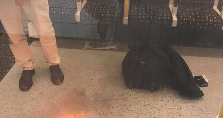 У Лондоні евакуювали людей із метро через вибух зарядки телефону У Лондоні евакуювали людей із метро через вибух зарядки телефону