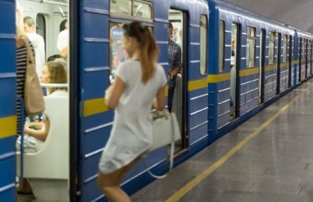 Суд оштрафував киянина за чіпляння до жінки у метро