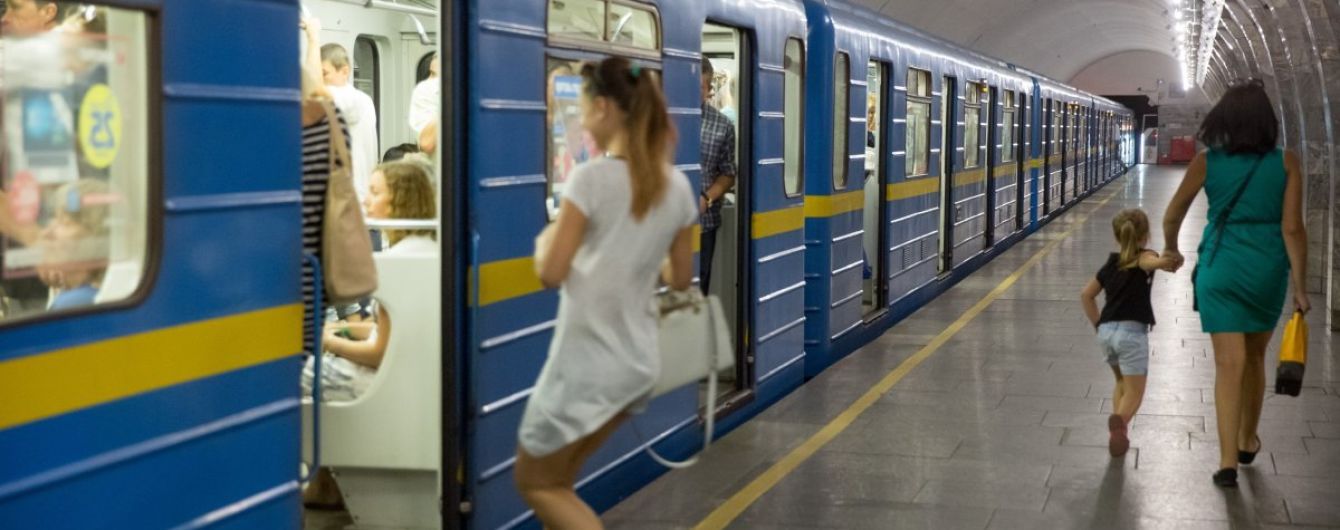 Суд оштрафував киянина за чіпляння до жінки у метро