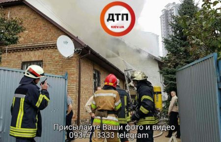 Київ: пожежу в приватному будинку гасили 15 машин та 60 рятувальників (ВІДЕО)