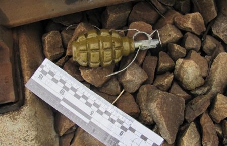 На Луганщині діти на залізничній колії виявили гранату Ф-1 (ФОТО)