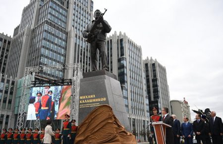 На пам’ятнику Калашникову в Москві зобразили креслення німецького автомата