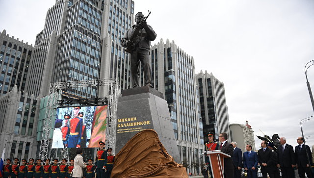 На пам’ятнику Калашникову в Москві зобразили креслення німецького автомата