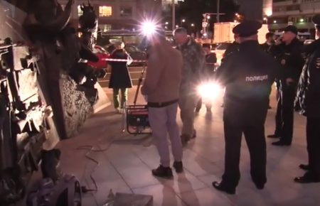 Московська поліція втрутилась у демонтаж креслення Шмайссера з пам’ятника Калашникову (ВІДЕО)