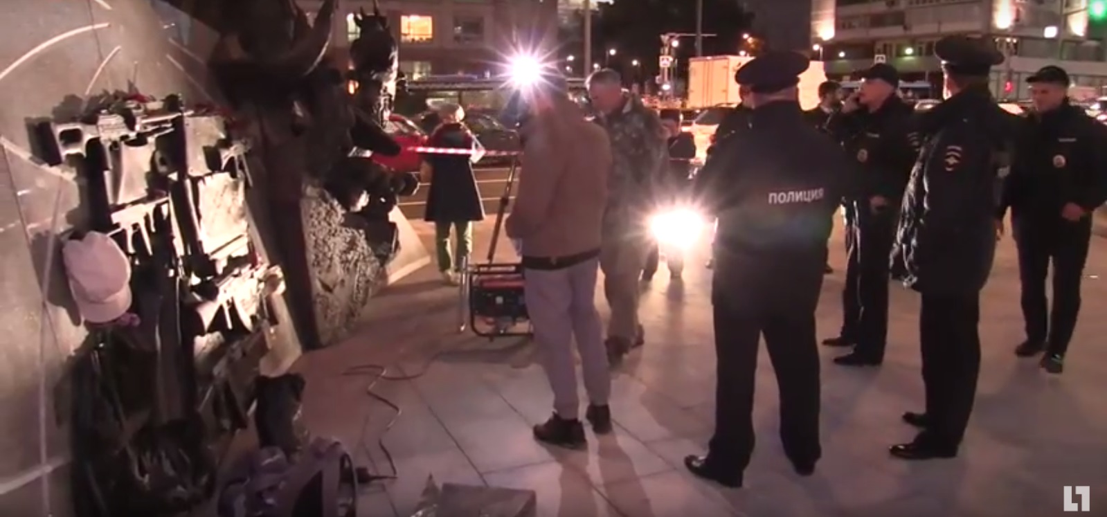 Московська поліція втрутилась у демонтаж креслення Шмайссера з пам’ятника Калашникову (ВІДЕО)