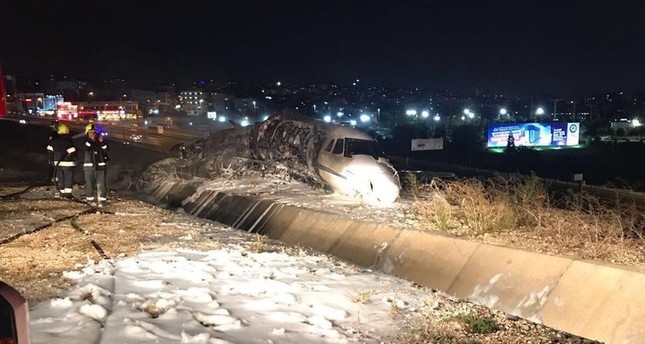 У Стамбулі під час посадки розбився приватний літак: є загиблий (ВІДЕО)