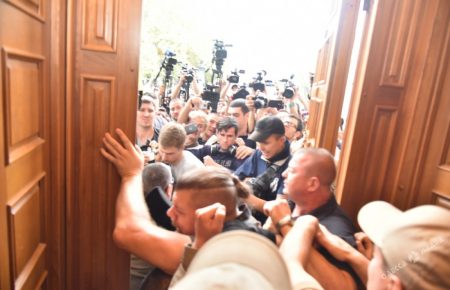 Учасники мітингу разом з прокурором прорвались до будівлі Одеської міськради (ВІДЕО)
