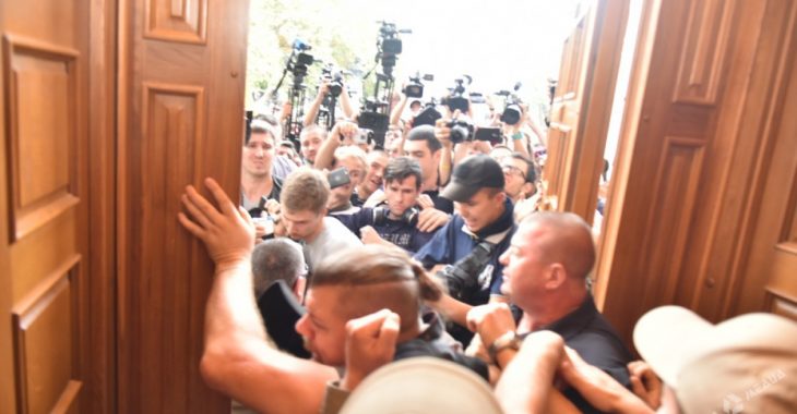Учасники мітингу разом з прокурором прорвались до будівлі Одеської міськради (ВІДЕО) Учасники мітингу разом з прокурором прорвались до будівлі Одеської міськради (ВІДЕО)