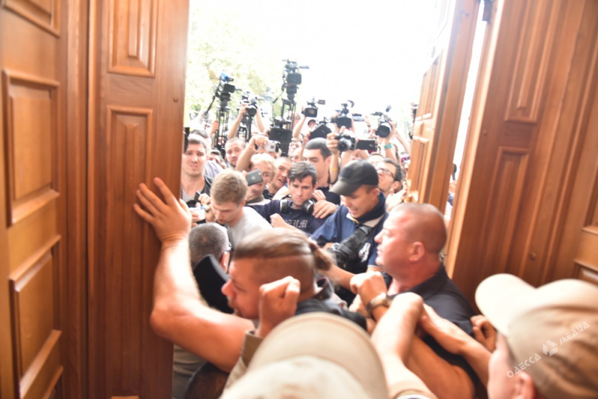Учасники мітингу разом з прокурором прорвались до будівлі Одеської міськради (ВІДЕО)