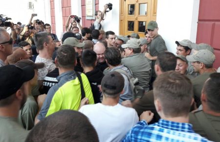 Штурм міської адміністрації в Одесі: люди вимагають розмови з мером (ВІДЕО)