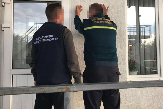Буковинська поліція викрила корупційну схему на митниці Буковинська поліція викрила корупційну схему на митниці