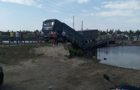 На Миколаївщині вантажівка пошкодила міст (ФОТО)