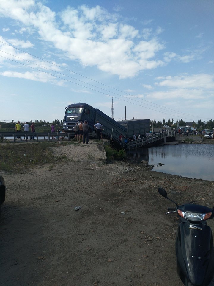 На Миколаївщині вантажівка пошкодила міст (ФОТО)