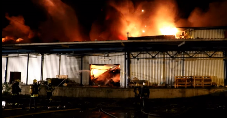 В Києві згоріло 3 500 квадратних метрів складів (ВІДЕО) В Києві згоріло 3 500 квадратних метрів складів (ВІДЕО)