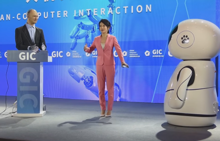 Китай: два роботи обговорили на конференції, чи може штучний інтелект замінити людей (ВІДЕО)