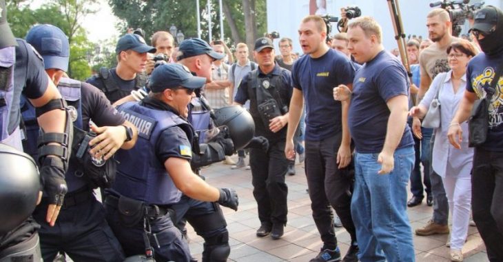 Одеса: під міською радою сталися сутички між активістами та поліцією (ВІДЕО) Одеса: під міською радою сталися сутички між активістами та поліцією (ВІДЕО)