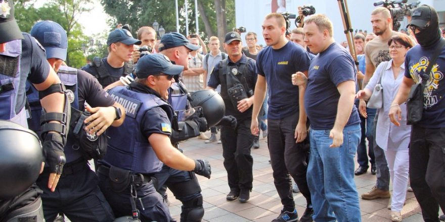 Одеса: під міською радою сталися сутички між активістами та поліцією (ВІДЕО)