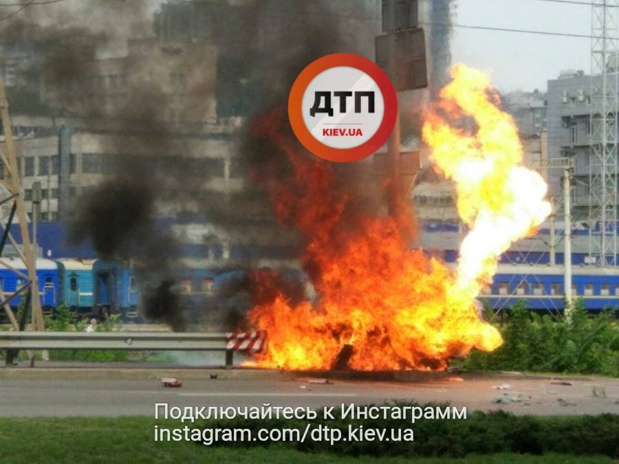 ДТП в Києві: автомобіль вибухнув, у водія переломи та контузія (ВІДЕО)