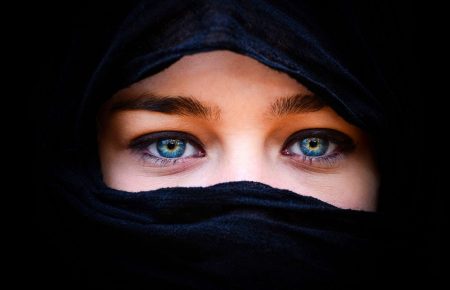 Таліби в Афганістані зобов’язали жінок на телебаченні закривати обличчя