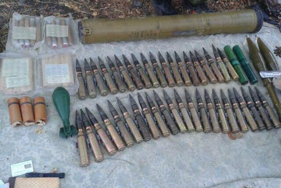 В Маріуполі знайшли великий арсенал зброї Нацгвардії (ФОТОРЕПОРТАЖ) В Маріуполі знайшли великий арсенал зброї Нацгвардії (ФОТОРЕПОРТАЖ)
