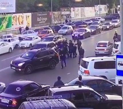 У Дагестані побили і затримали водія, який не поступився дорогою кортежу міністра (ВІДЕО) У Дагестані побили і затримали водія, який не поступився дорогою кортежу міністра (ВІДЕО)