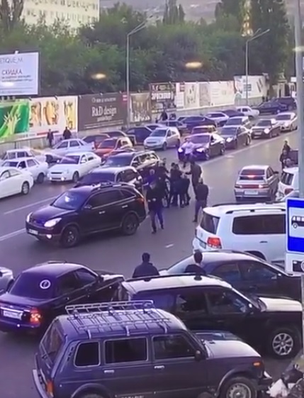 У Дагестані побили і затримали водія, який не поступився дорогою кортежу міністра (ВІДЕО)