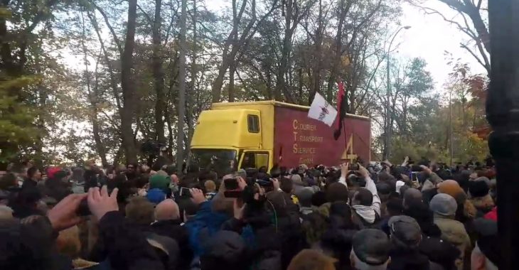 Під Радою почалися зіткнення мітингувальників з поліцією (ВІДЕО) Під Радою почалися зіткнення мітингувальників з поліцією (ВІДЕО)