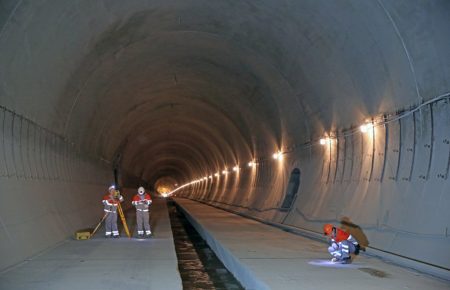 У Карпатах завершили будівництво двоколійного Бескидського тунелю(ФОТО)